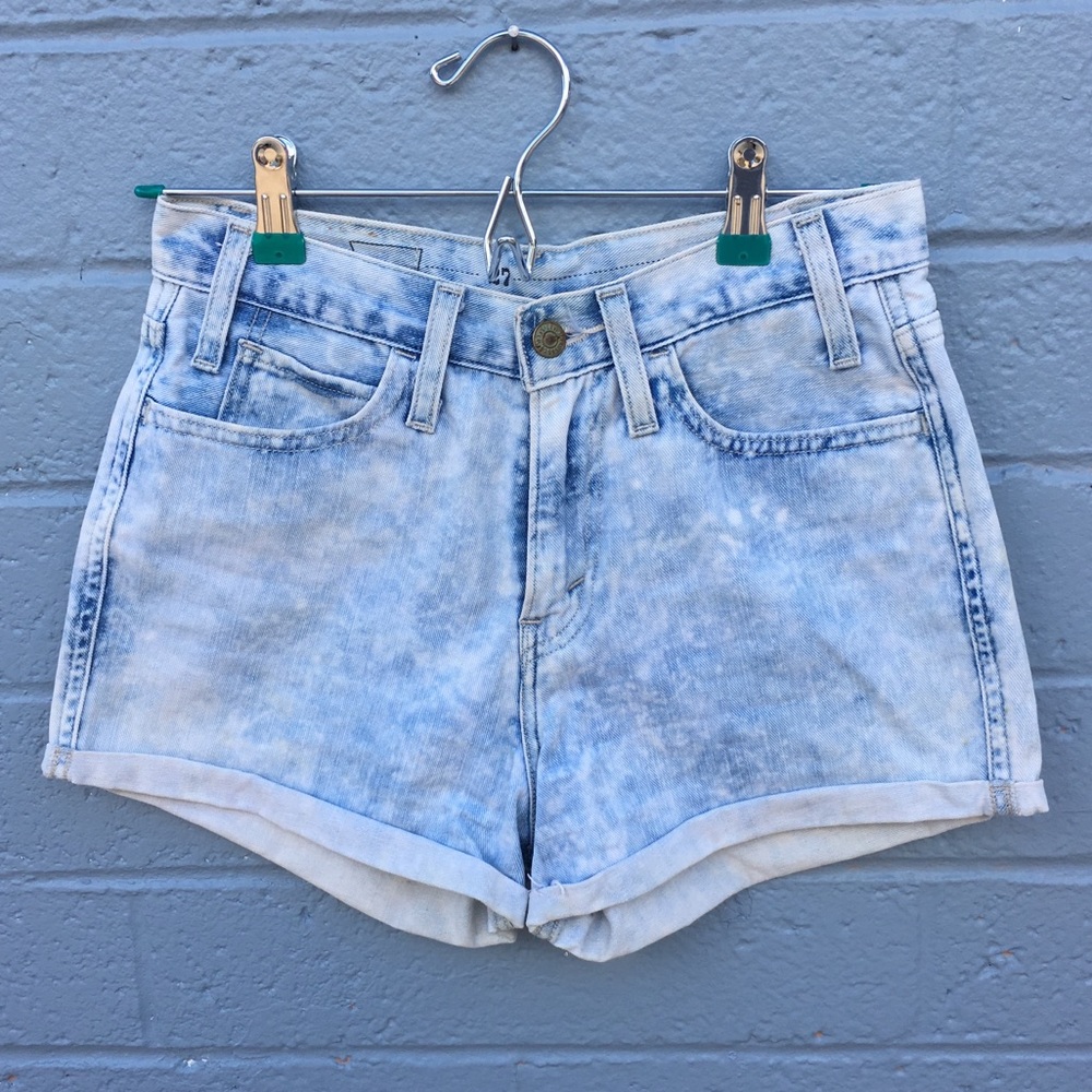 LEVI’S High waisted acid wash shorts